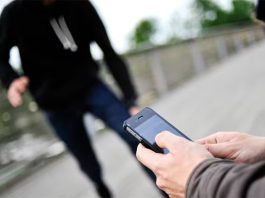 Vol de smartphone : un passant algérien rattrape le voleur et rend le téléphone